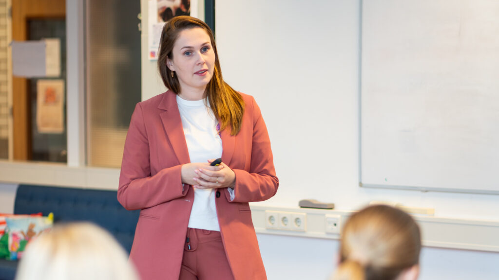 docent Lieke Brugman voor de klas